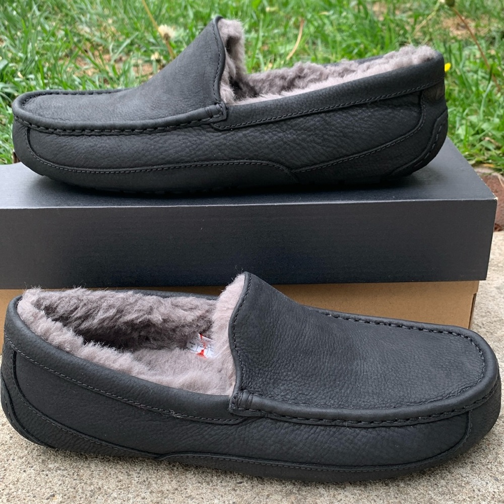 UGG Mens Slippers Ascor Leather Size 11 & Size 8 Black Nwt